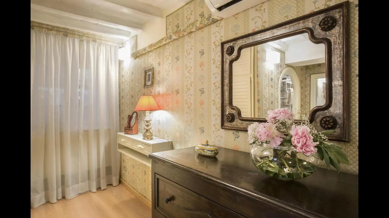 Trevinestrome - Exclusive Trevi Fountain View Apartment  로마